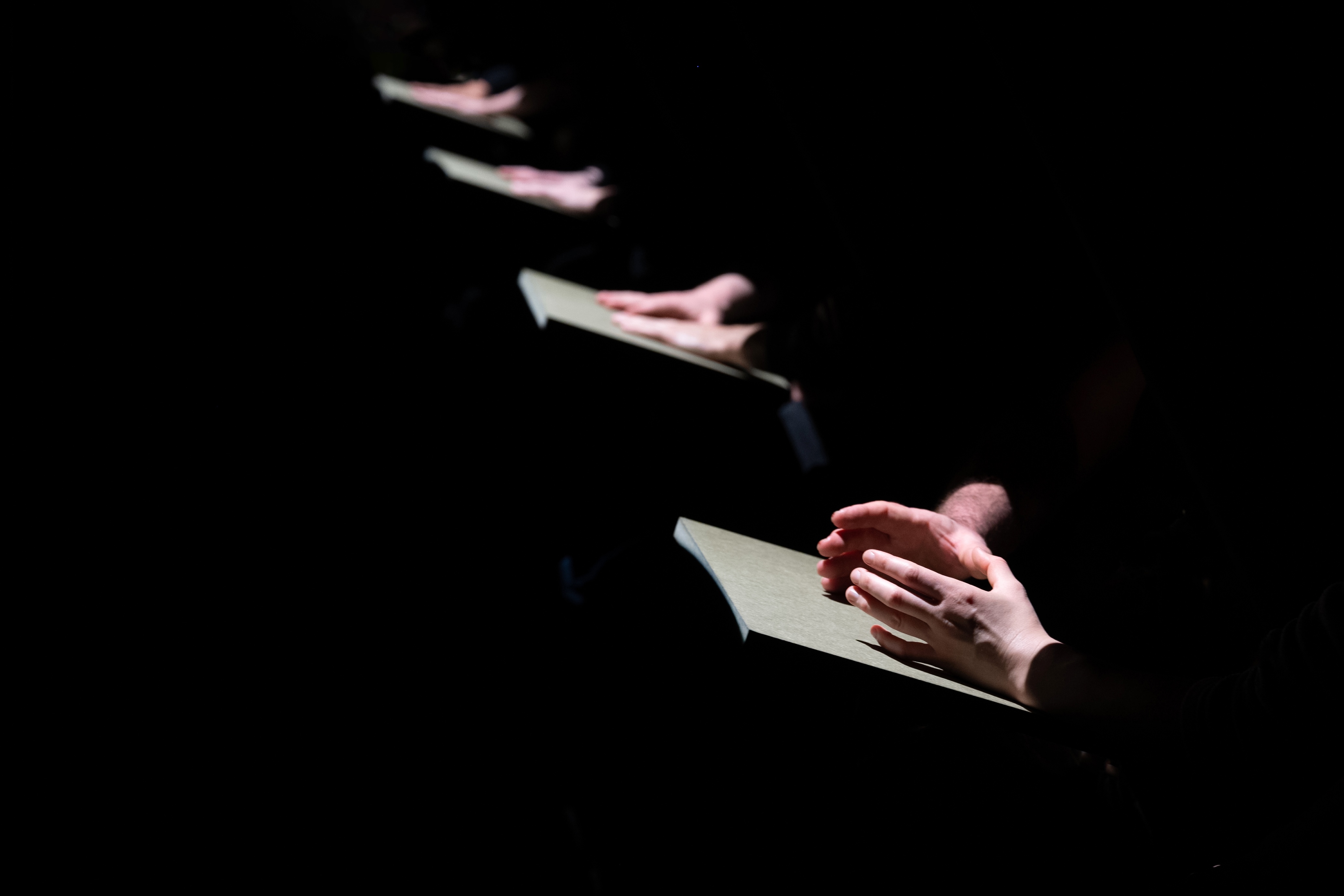 Begüm Erciyas, Hands Made, kunstenfestivaldesarts © Bea Borgers. Voices: Britt Hatzius (EN, DE), Rosie Sommers (NL), Jean-Baptiste Veyret-Logerias (FR)